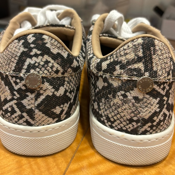 🌸 STEVE MADDEN Women's Vonn Python
Animal Print Sneakers 🌸 - Picture 3 of 8